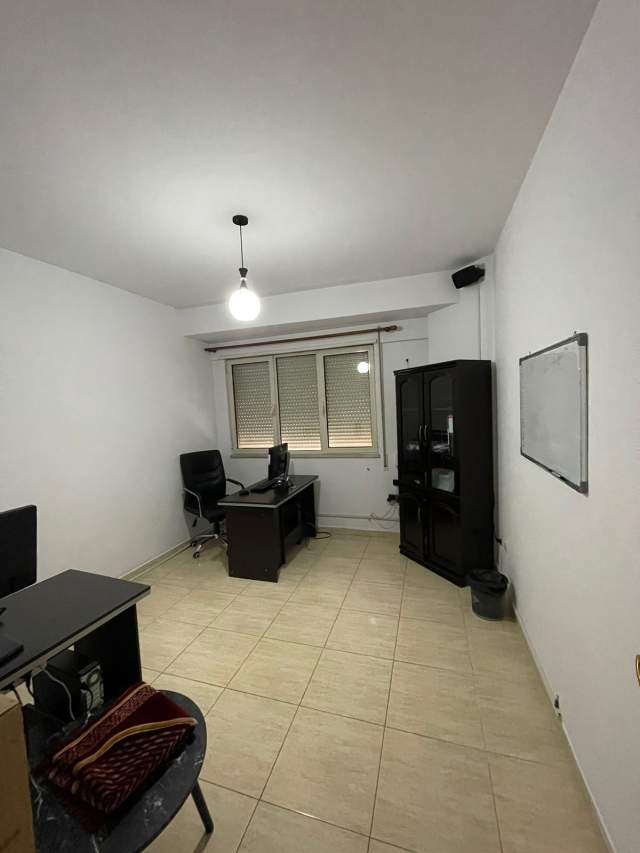 Tirane, jepet me qera apartament 1+1 Kati 2, 75 m² 350 Euro (komuna parisit)
