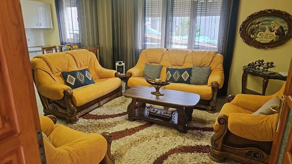 Tirane, jepet me qera Vile 2+1 Kati 1, 110 m² 500 € (Rruga Kadillari, prane Materniteti te ri.)