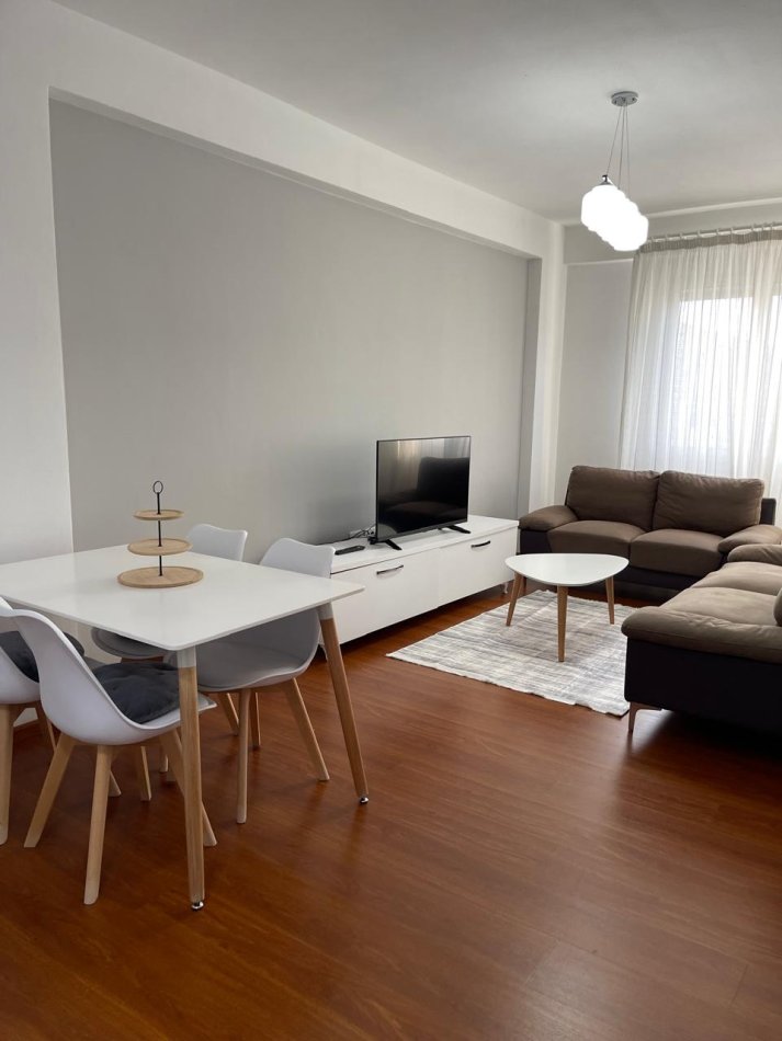 Tirane, jepet me qera apartament 2+1, , 500 € (Rruga e kavajes)