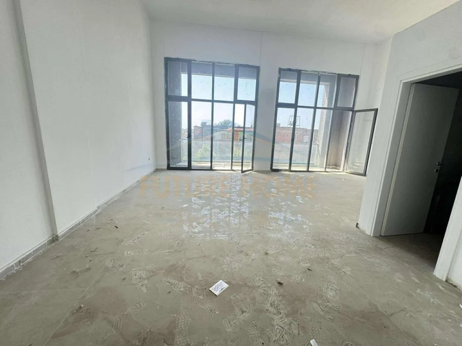 Tirane, jepet me qera ambjent biznesi Kati 1, 75 m² 750 €