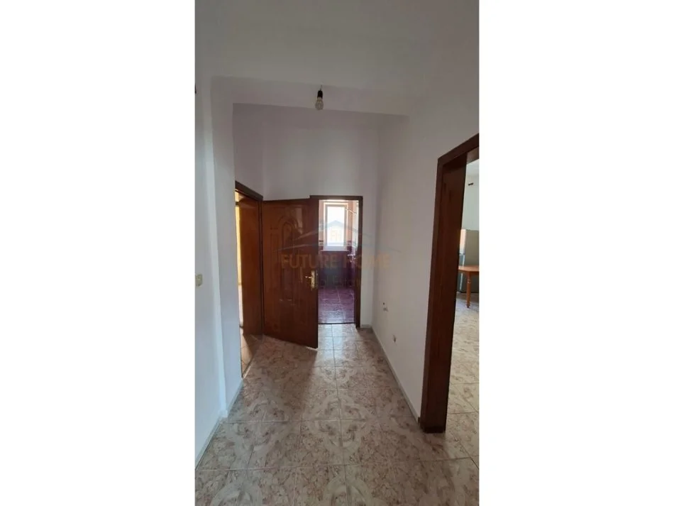 Tirane, jepet me qera apartament 1+1+Ballkon Kati 2, 95 m² 600 € (Rruga e Durresit)