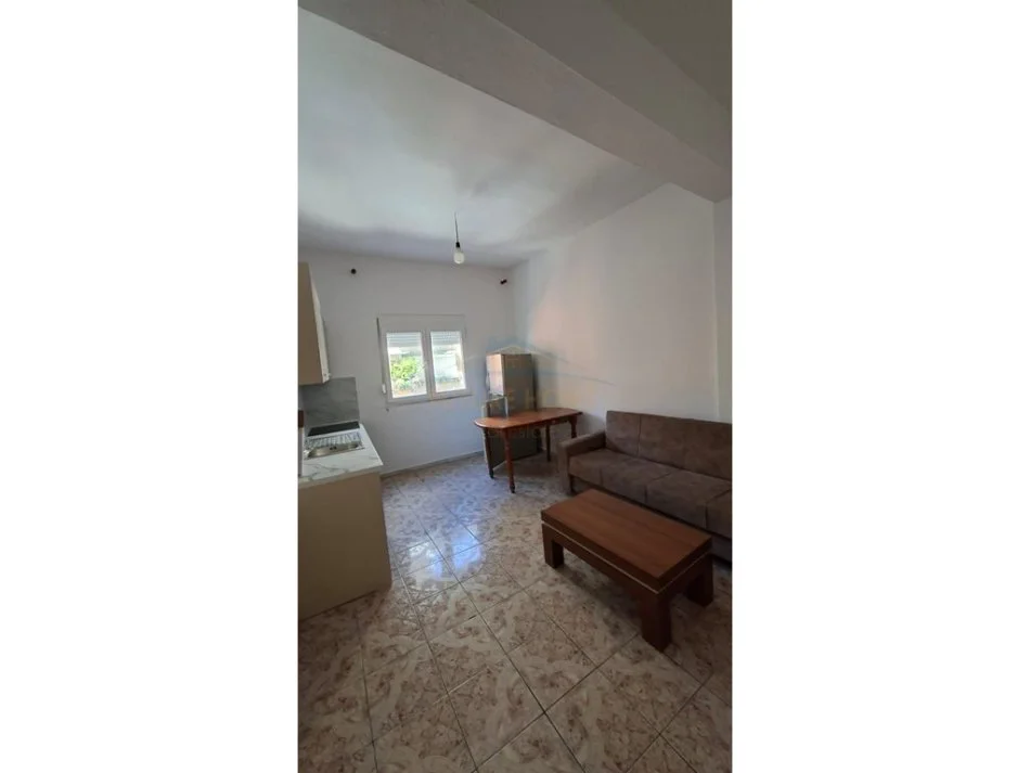 Tirane, jepet me qera apartament 1+1+Ballkon Kati 2, 95 m² 600 € (Rruga e Durresit)