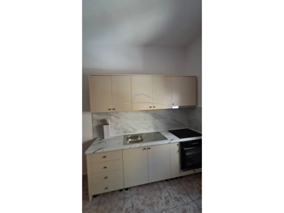 Tirane, jepet me qera apartament 1+1+Ballkon Kati 2, 95 m² 600 € (Rruga e Durresit)