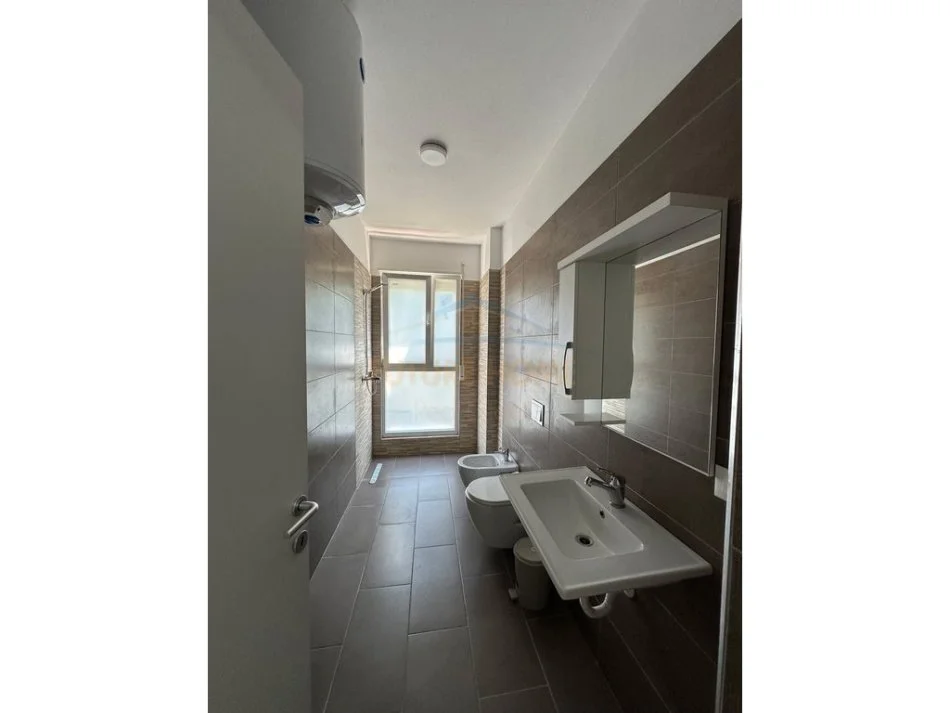 Tirane, jepet me qera apartament 2+1 Kati 3, 111 m² 850 € (Residenca Trio Tower)