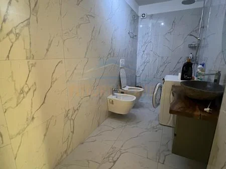 Tirane, jepet me qera apartament 3+1 Kati 4, 120 m² 850 € 