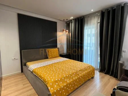 Tirane, jepet me qera apartament 3+1 Kati 4, 120 m² 850 € 