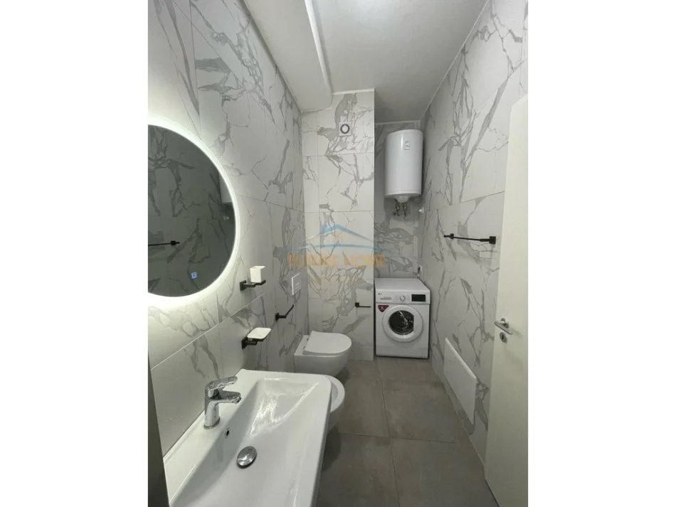 Tirane, jepet me qera apartament 1+1+Ballkon Kati 11, 70 m² 550 € (Kompleksi Kontakt 21 Dhjetori, Tirane)