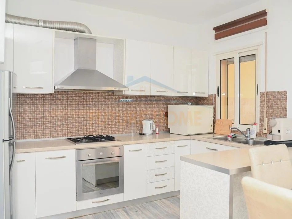 Durres, jepet me qera apartament 2+1+Aneks+Ballkon Kati 4, 135 m² 1.000 € 