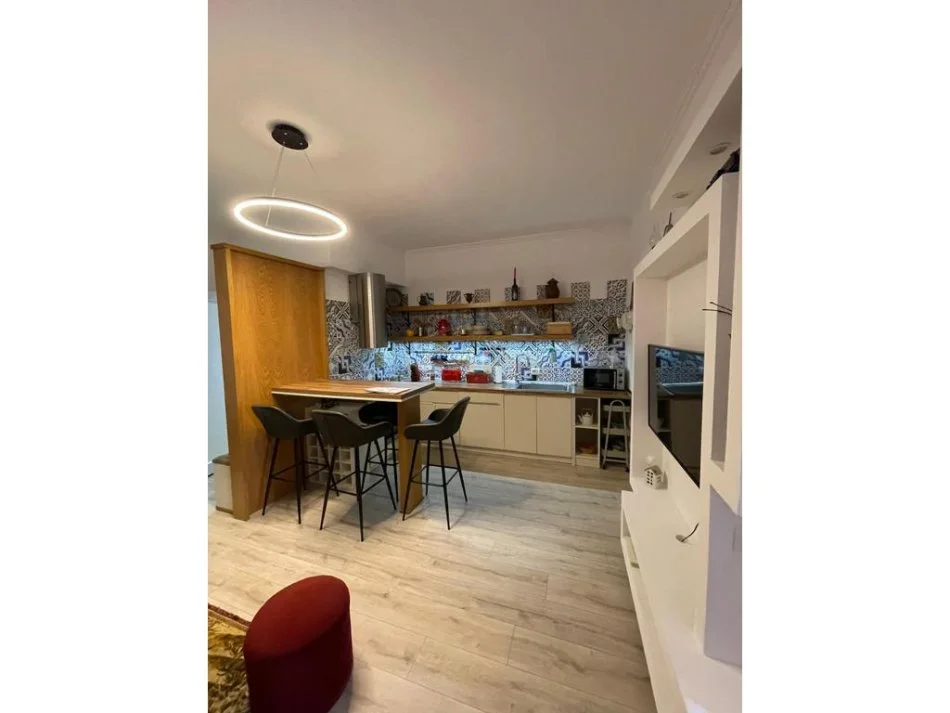 Tirane, jepet me qera apartament 1+1 Kati 4, 64 m² 950 € 