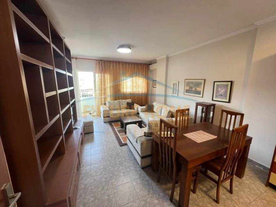 Tirane, jepet me qera apartament 2+1+Ballkon Kati 4, 85 m² 550 € (Komuna e Parisit, Kristali)