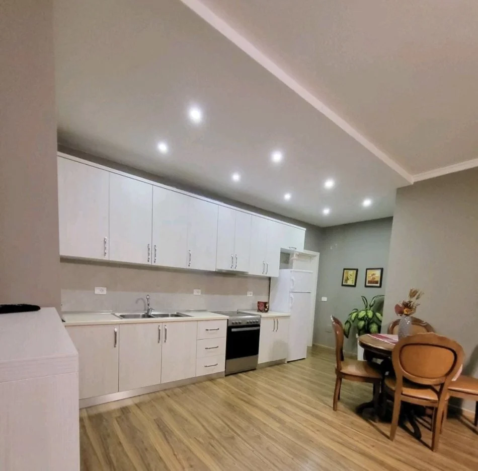 Tirane, jepet me qera apartament 1+1+Ballkon Kati 11, 75 m² 650 € (Komuna e Parisit)