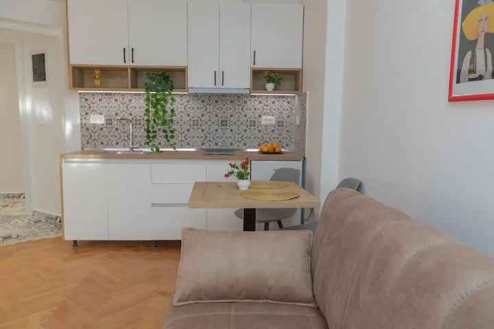 Tirane, jepet me qera apartament 1+1 Kati 5, 56 m² 580 € (Rruga e Dibres)
