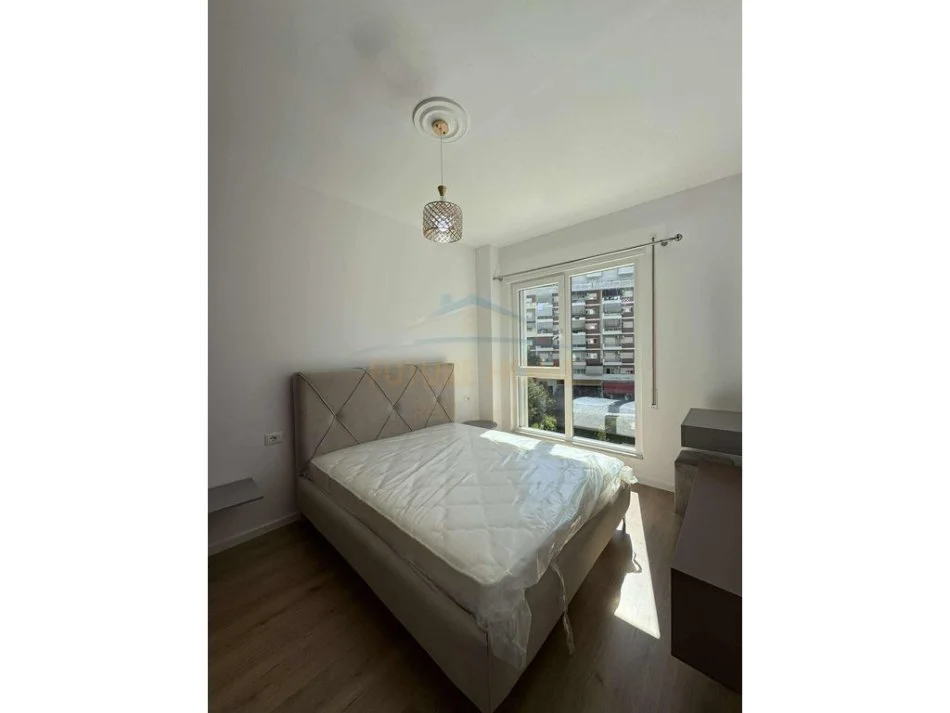 Tirane, jepet me qera apartament 1+1+Ballkon+Post Parkimi  Kati 3, 65 m² 600 € (BULEVARDI MIGJENI)  UNA57097