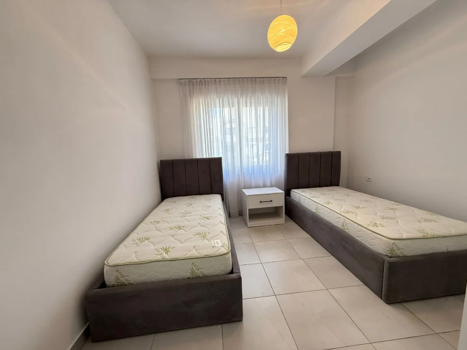 Tirane, jepet me qera apartament 2+1 post parkimi Kati 4, 90 m² 650 €