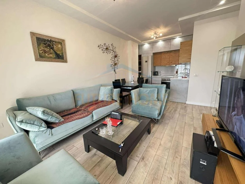 Tirane, jepet me qera apartament 2+1 Kati 4, 89 m² 450 € (KAMEZ, TEK ULLIRI)