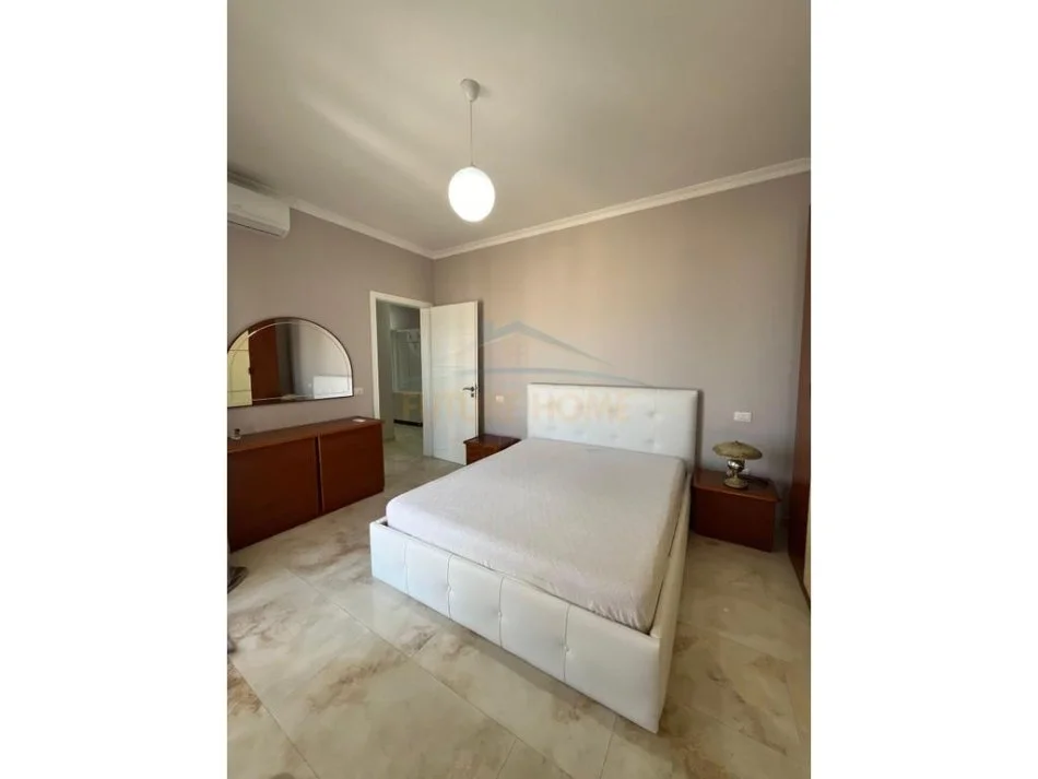 Durres, jepet me qera apartament 2+1+Ballkon Kati 9, 110 m² 600 € (Gjykata , Durres)