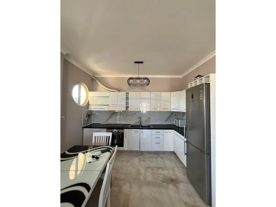 Durres, jepet me qera apartament 2+1+Ballkon Kati 9, 110 m² 600 € (Gjykata , Durres)