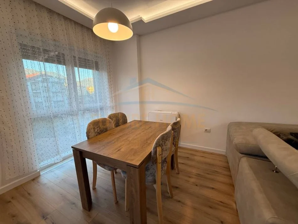 Tirane, jepet me qera apartament 2+1 Kati 2, 97 m² 1.000 € (SHKOLLA E KUQE)