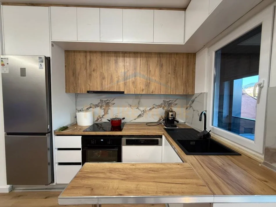 Tirane, jepet me qera apartament 2+1+Ballkon Kati 2, 97 m² 1.000 € (Shkolla e Kuqe, Tirane)