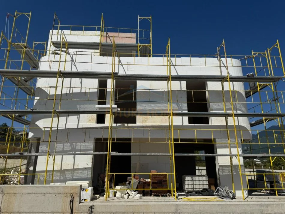 Tirane, shitet Vile 4+1 Kati 2, 828 m² 590.000 € (Farke)