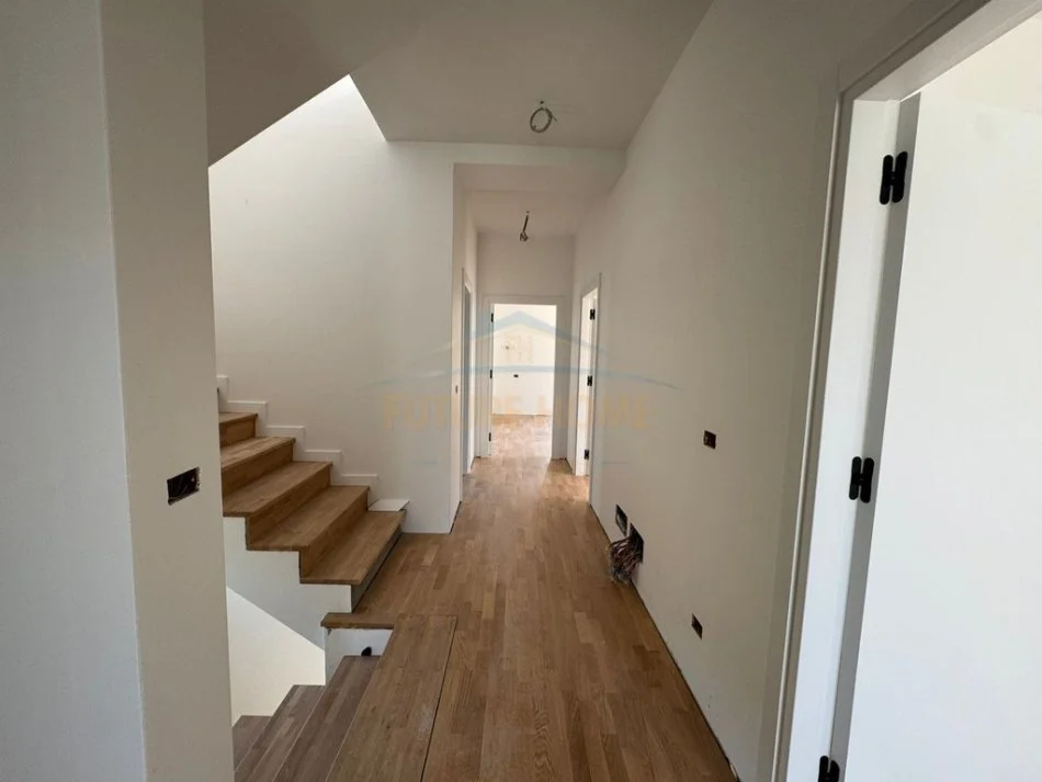 Tirane, shitet Vile 4+1+Ballkon Kati 0, 830 m² 591.000 € (Shitet, Vile 2-Katëshe, Farkë, Tiranë)