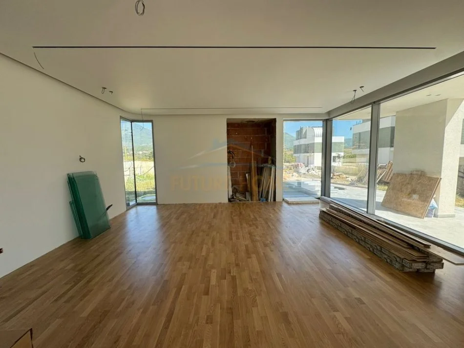 Tirane, shitet Vile 4+1+Ballkon Kati 0, 830 m² 591.000 € (Shitet, Vile 2-Katëshe, Farkë, Tiranë)