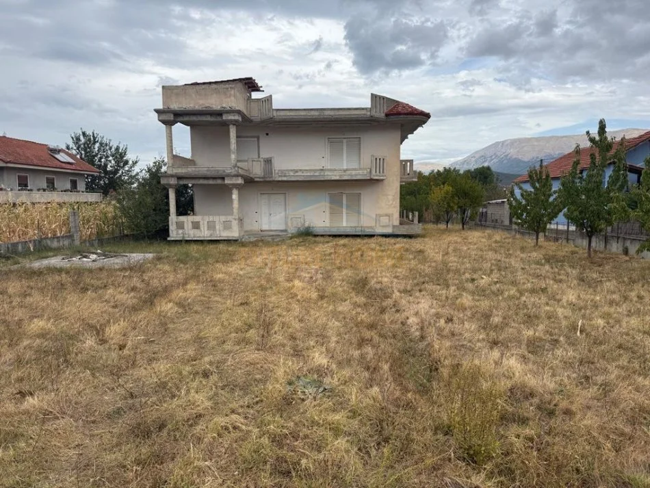 Pogradec, shitet shtepi 2 Katshe Kati 2, 1.495 m² 290.000 € (Geshtenjas)