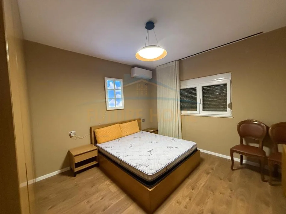 Tirane, jepet me qera apartament 2+1+Ballkon Kati 3, 110 m² 800 € (Komuna e Parisit)