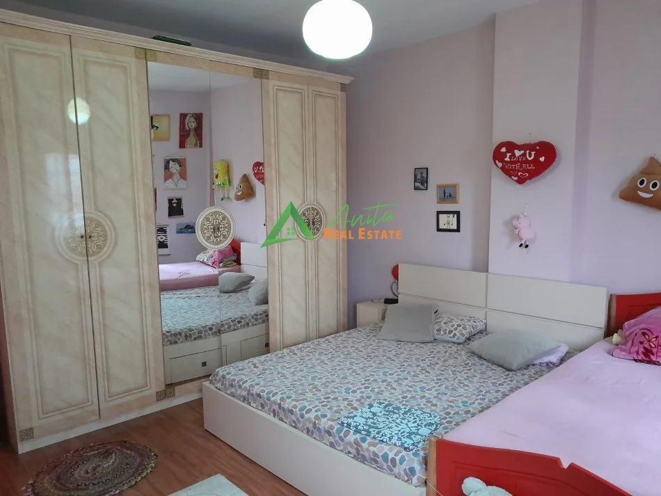 Tirane, jepet me qera apartament 2+1+Ballkon Kati 3, 120 m² 600 € (Komuna e Parisit)
