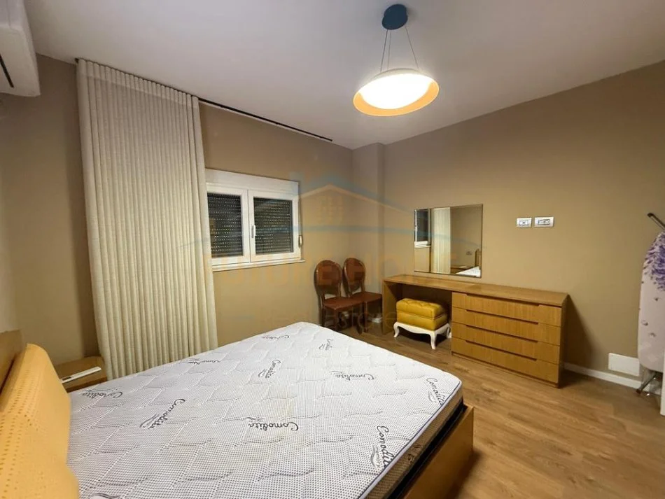 Tirane, jepet me qera apartament 2+1+Ballkon Kati 3, 110 m² 800 € 