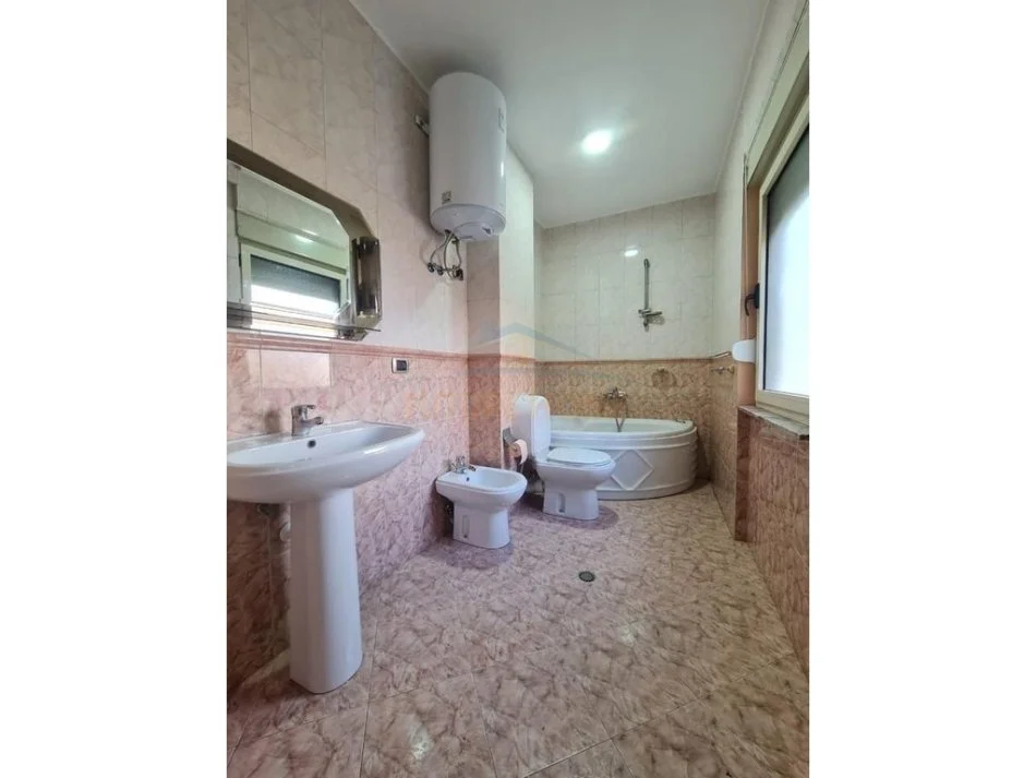 Tirane, shitet apartament 3+1+Aneks+Ballkon Kati 3, 138 m² 295.000 € (Bulevardi Zogu i 1)