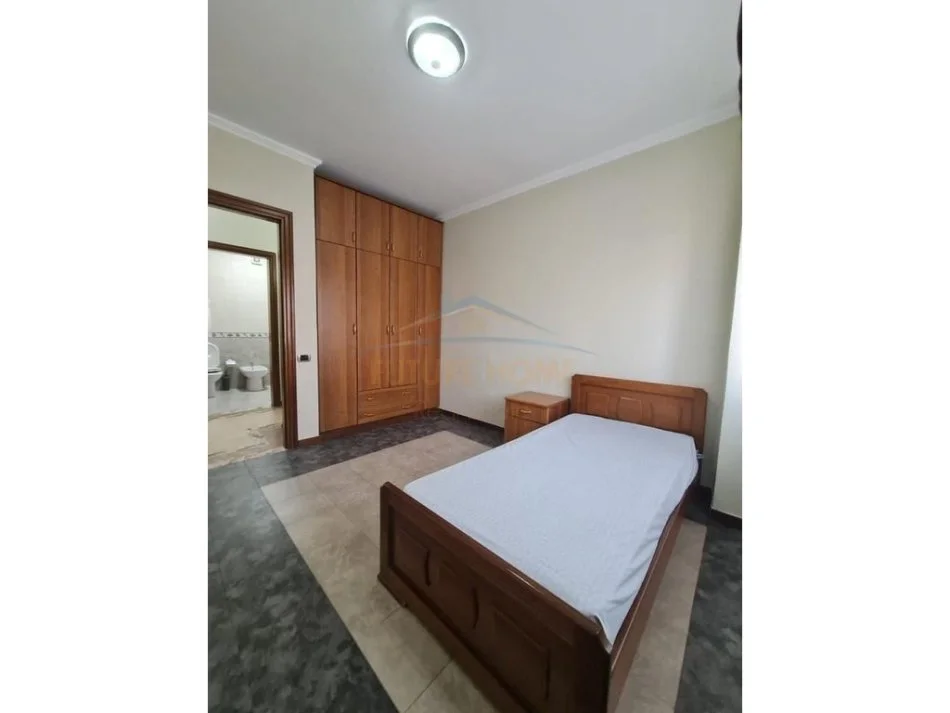 Tirane, shitet apartament 3+1+2+Depo+Ballkon Kati 3, 138 m² 295.000 € (Bulevardi Zog I)