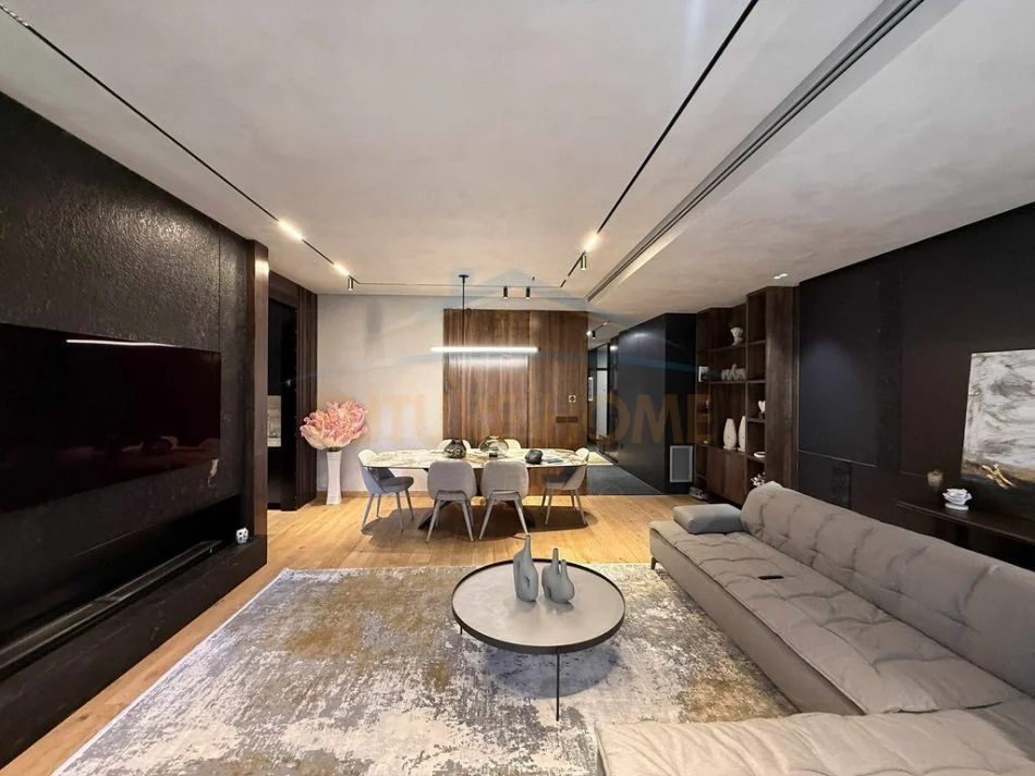 Tirane, shitet apartament 3+1+Ballkon Kati 2, 197 m² (Tirana Garden Building)