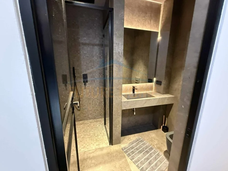 Tirane, jepet me qera apartament 3+1 Kati 2, 197 m² 2.500 € 