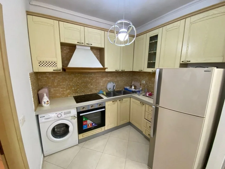 Tirane, shitet apartament 2+1 Kati 2, 77 m² 