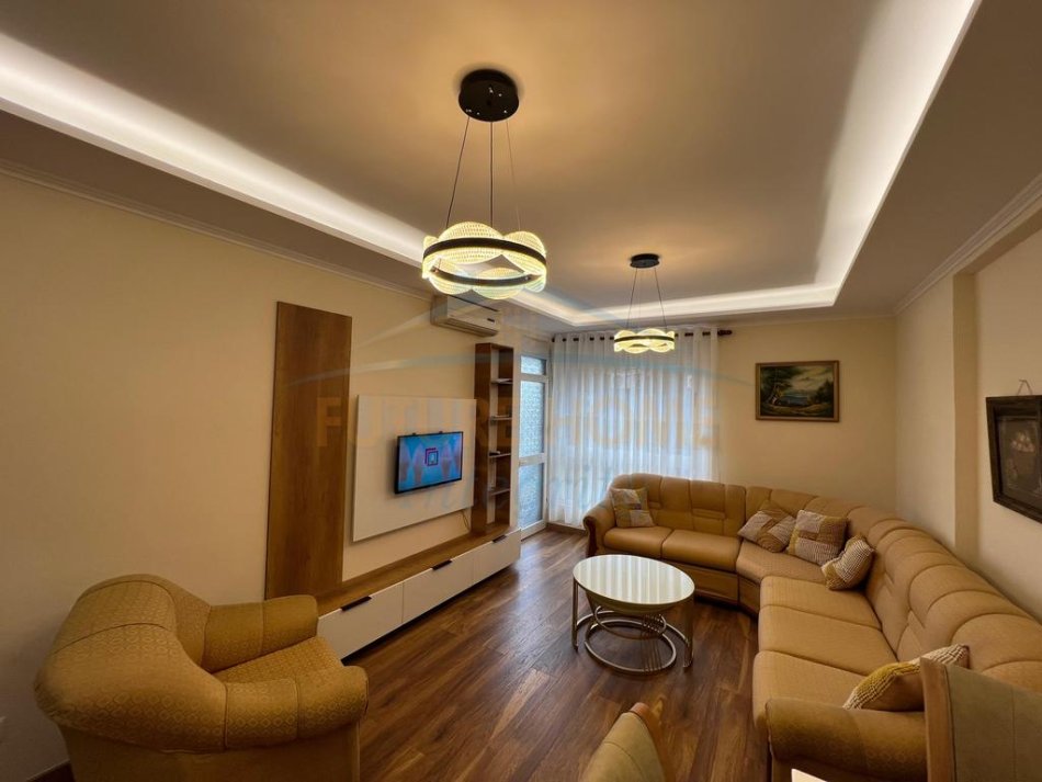 Tirane, shitet apartament 1+1+Aneks+Ballkon Kati 2, 68 m² 160.000 € (Pazari i ri)