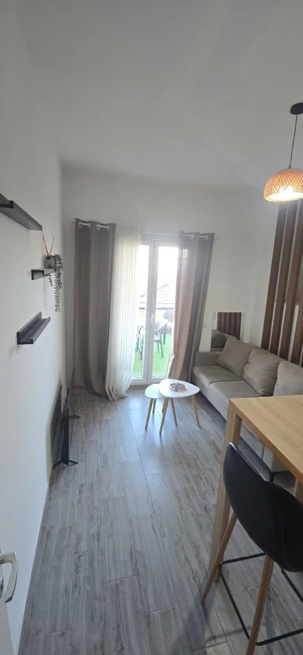 Tirane, jepet me qera apartament 1+1+Ballkon Kati 1, 50 m² 300 € (Nikolle Mekjashi)