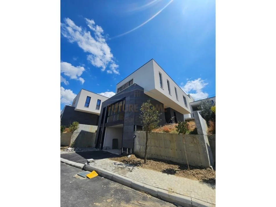 Tirane, shitet Vile 2 Katshe , 258 m² 600.000 € (Liqeni i Farkes)