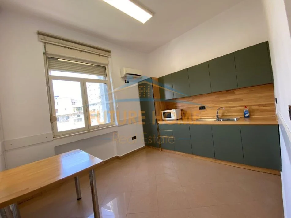 Tirane, jepet me qera godine biznesi , 1.358 m² 28.000 € (Bllok)