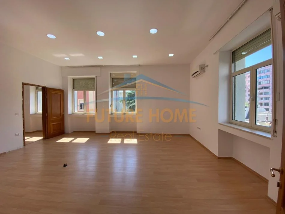 Tirane, jepet me qera godine biznesi , 1.358 m² 28.000 € (Bllok)