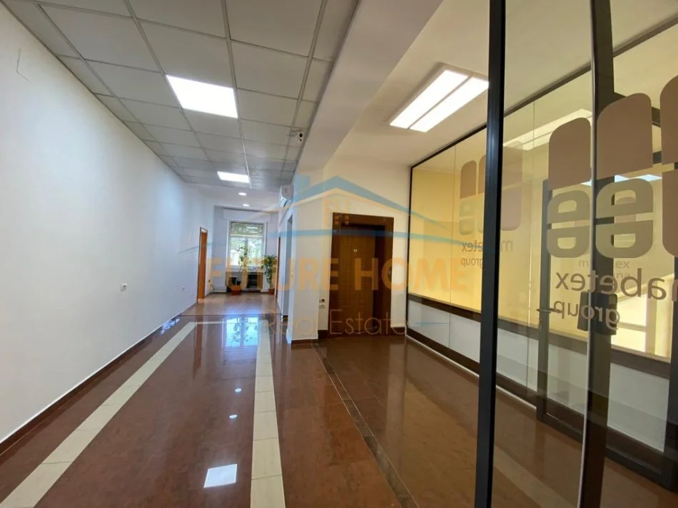 Tirane, jepet me qera godine biznesi , 1.358 m² 28.000 € (Bllok)