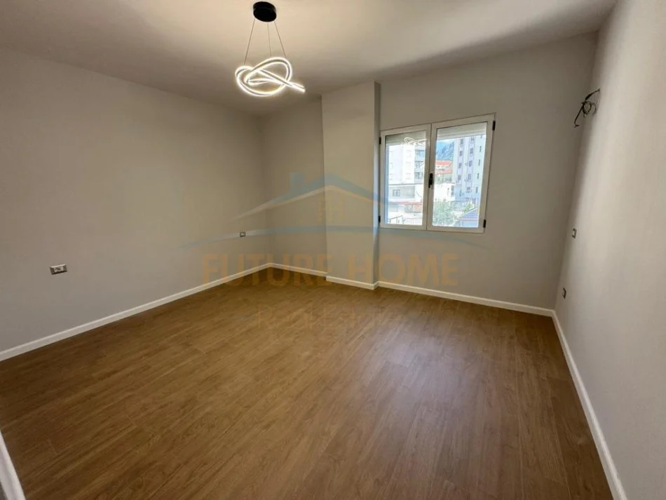 Tirane, shitet apartament 2+1+Ballkon Kati 4, 119 m² 143.000 € (Fresk)