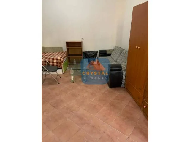 Tirane, jepet me qera apartament 1+1 Kati 1, 40 m² 23.000 Leke (Vilat Amerikane)