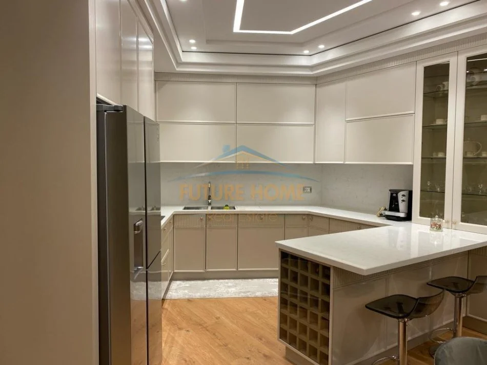 Tirane, shes apartament 3+1+Ballkon Kati 3, 181 m² 355.000 € (Fusha e Aviacionit)