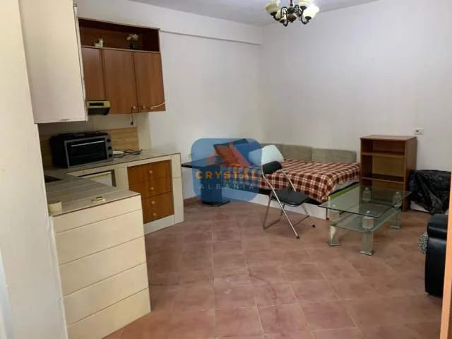 Tirane, jepet me qera apartament 1+1 Kati 1, 40 m² 23.000 Leke (Vilat Amerikane)