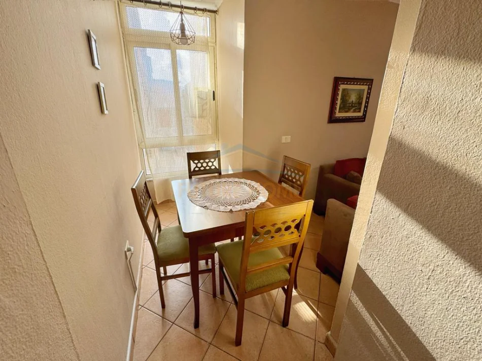 Tirane, jepet me qera apartament 1+1 Kati 4, 70 m² 650 € (, Sheshi Wilson)