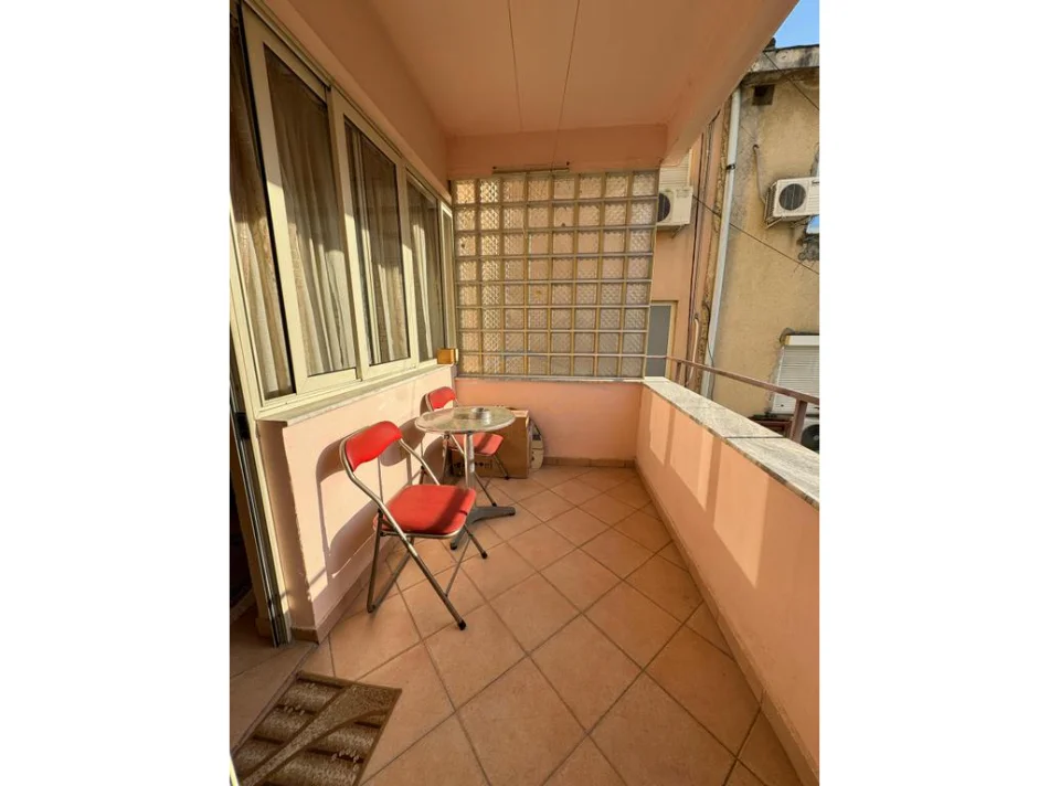 Tirane, jepet me qera apartament 1+1 Kati 4, 70 m² 650 € (, Sheshi Wilson)