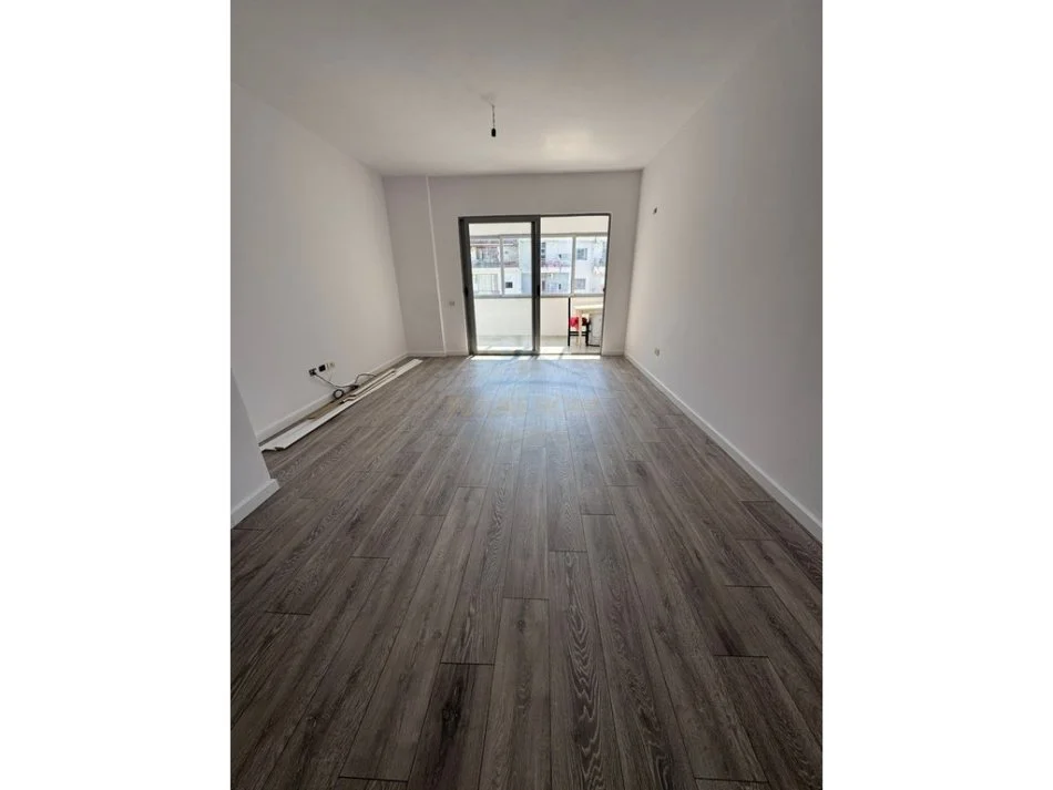 Tirane, shitet apartament 1+1+Ballkon Kati 5, 73 m² 105.000 € (Unaza e Re)