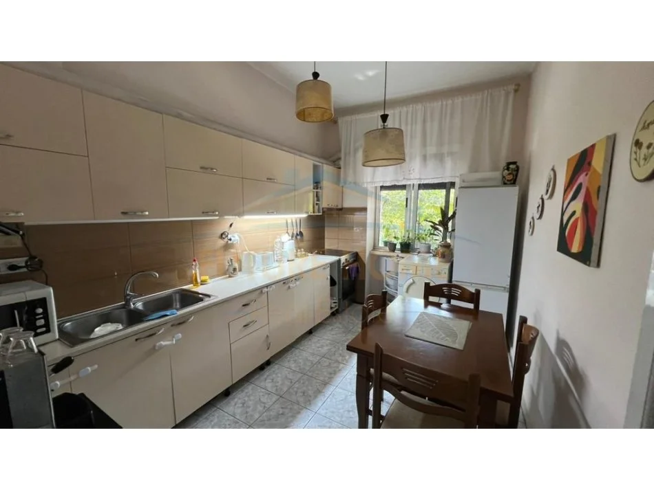 Tirane, jepet me qera apartament 2+1 Kati 1, 99 m² 900 € 