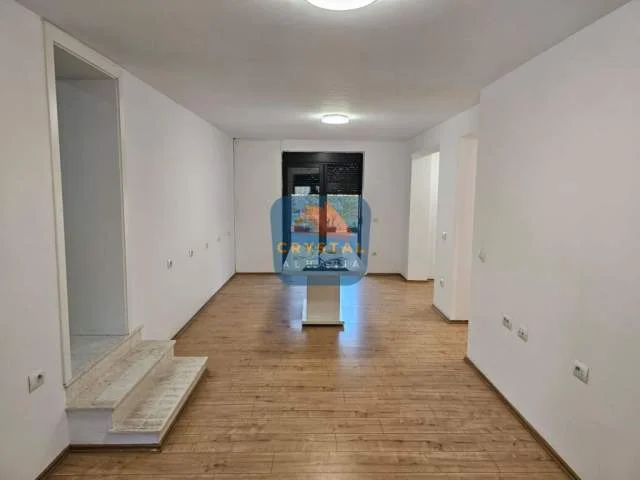 Tirane, jepet me qera ambjent biznesi Kati 2, 85 m² 800 Euro (Rruga Muhamet Gjollesha)